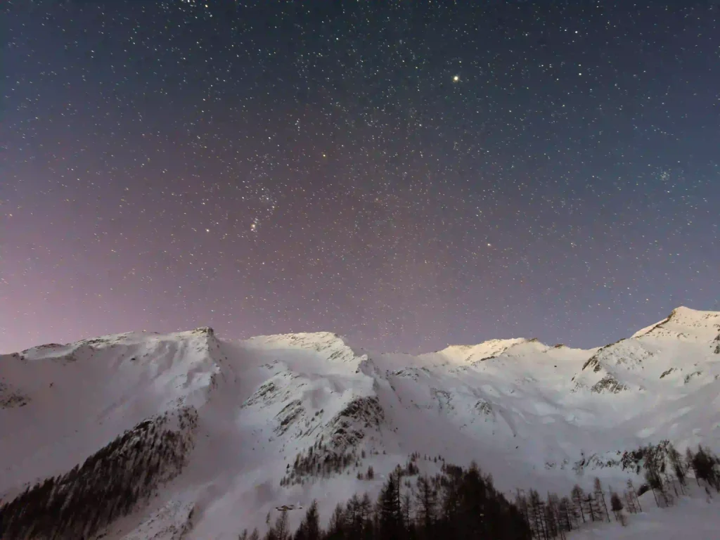 ¿Qué centro de esquí es ideal para familias y ofrece sesiones de esquí nocturno?